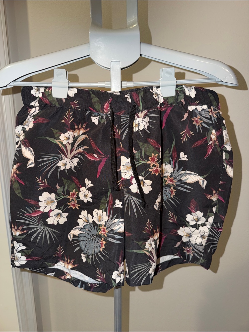 Super Massive Men's Black Floral Athletic Drawstring Shorts